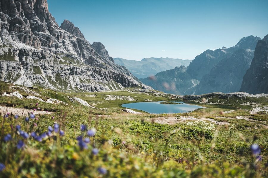 Un lago rodeado de montañas de roca
