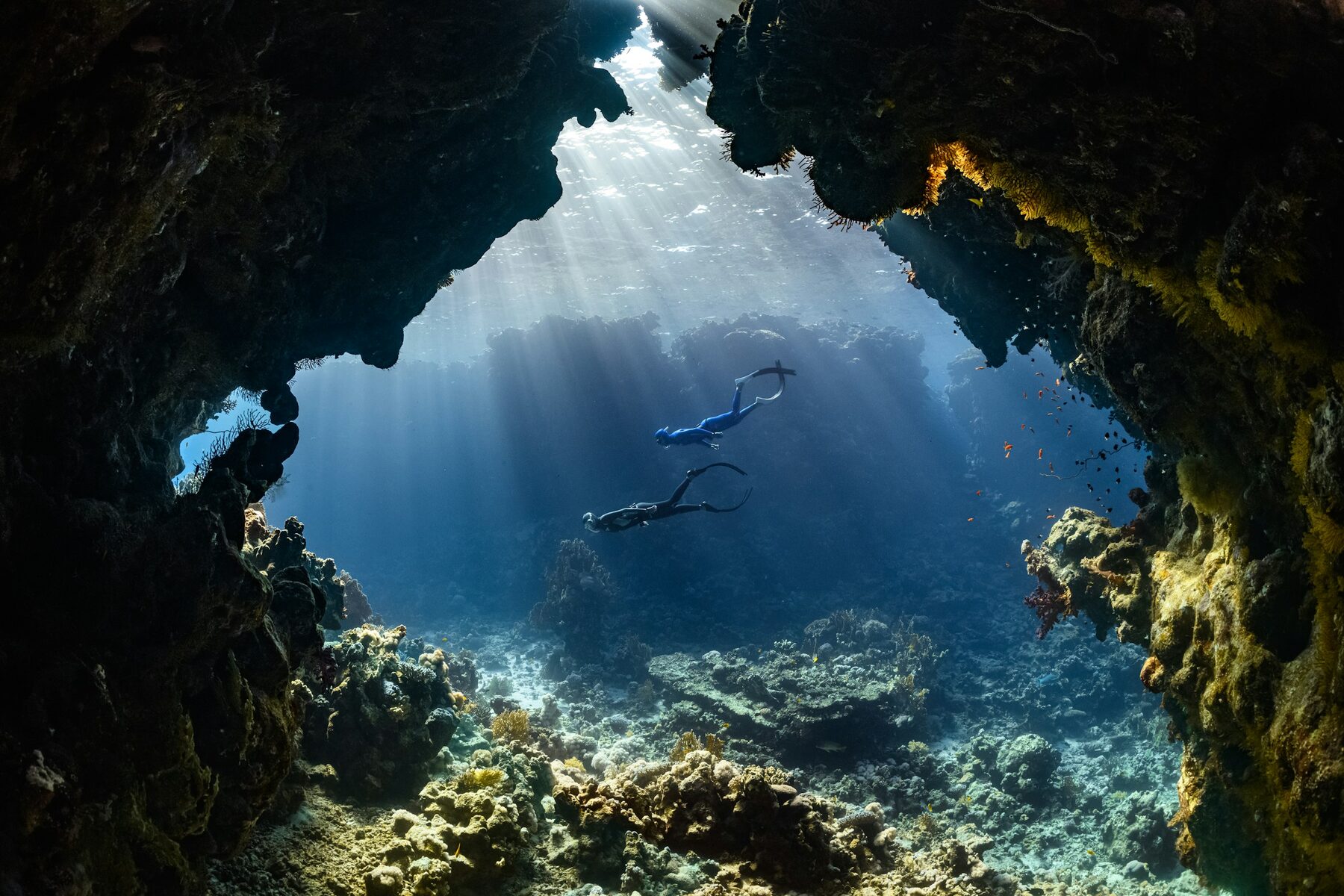 Un buceador atravesando una cueva bajo el agua