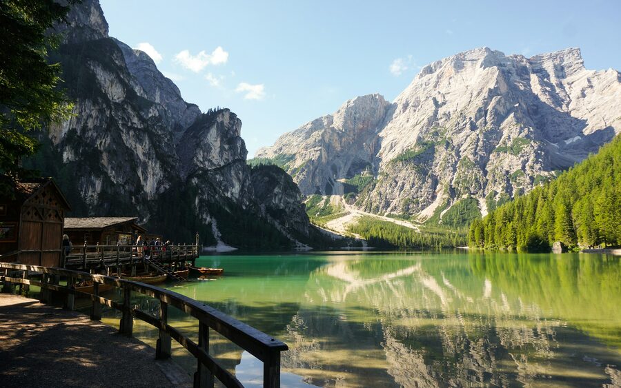 Un banco de madera junto a un lago de montaña