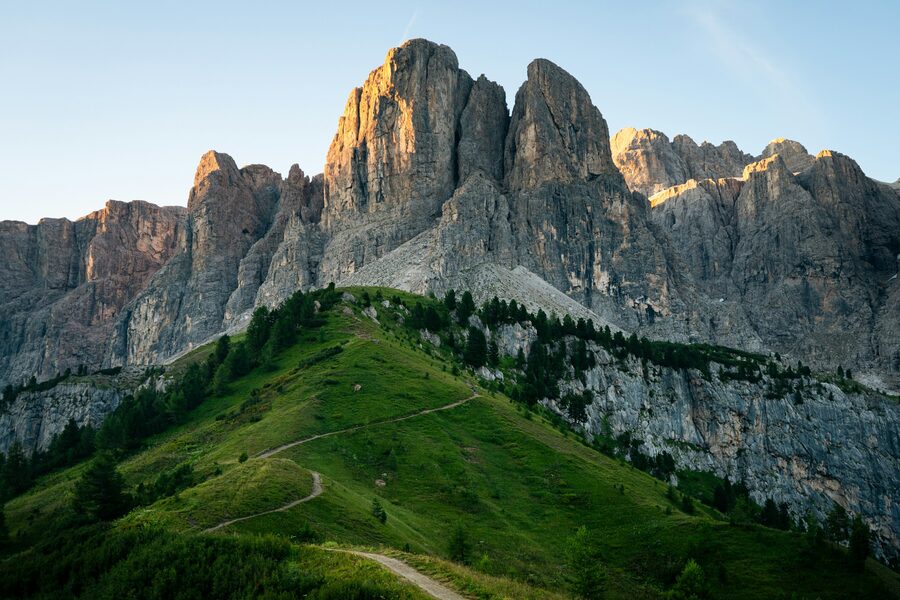 Un sendero subiendo por la ladera de una montaña