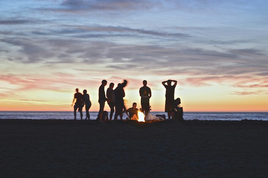 Un grupo preparando el fuego al caer la tarde