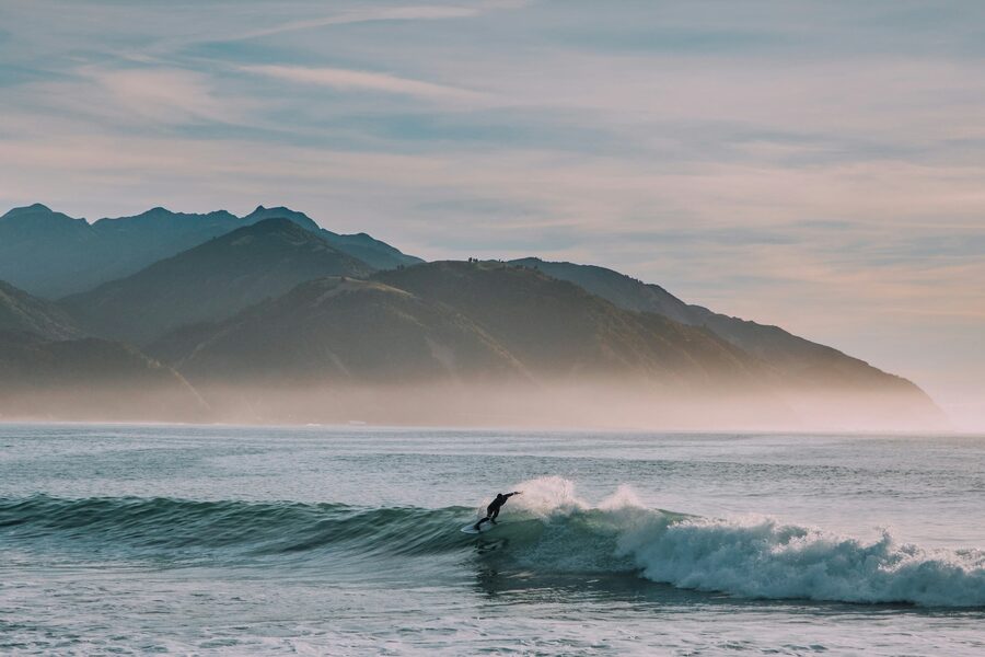 Alguien surfeando una ola pequeña