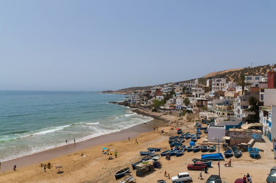 Gente caminando por la playa a plena luz del día