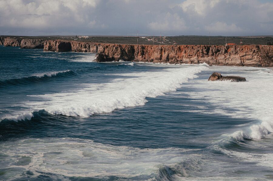 Olas largas entrando hacia una playa vacía