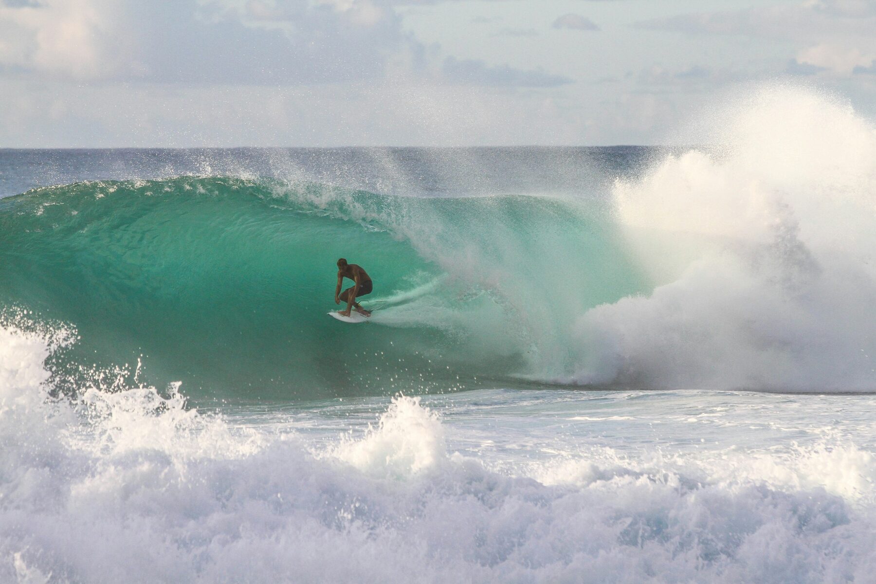 Alguien surfeando dentro de una ola
