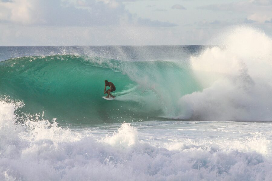 Alguien surfeando dentro de una ola