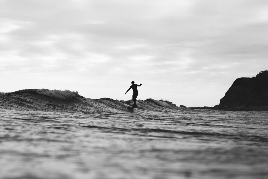 Alguien surfeando, en blanco y negro